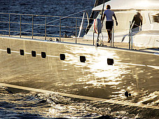 Sailing catamaran blue coast 105 - powerful side lines of the hulls